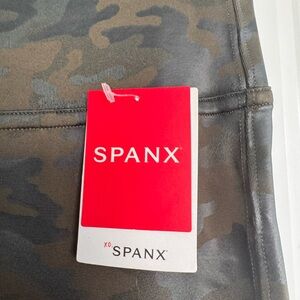 SPANX Faux Leather Camouflage Leggings Size Large